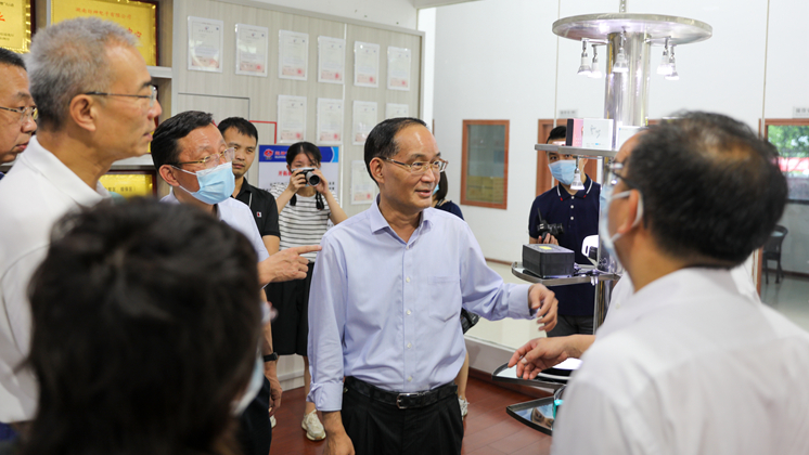 廣東省政協(xié)黨組成員、副主席袁寶成率調(diào)研組到炬神電子調(diào)研